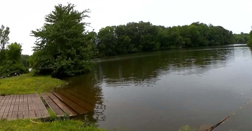 Bass Fishing at the Boat Ramp Fishing Near Dock and Boat Launch - Realistic Fishing